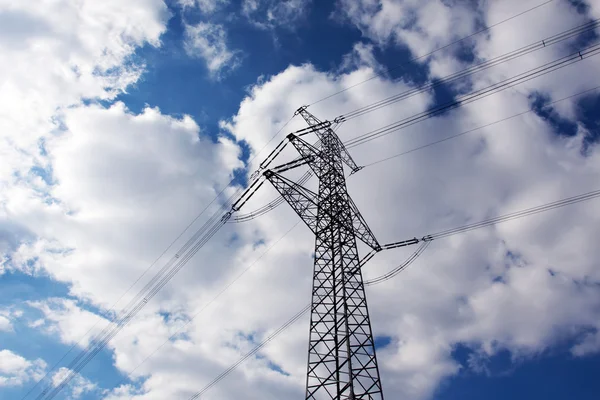 Eletricidade pilão contra o céu azul — Fotografia de Stock
