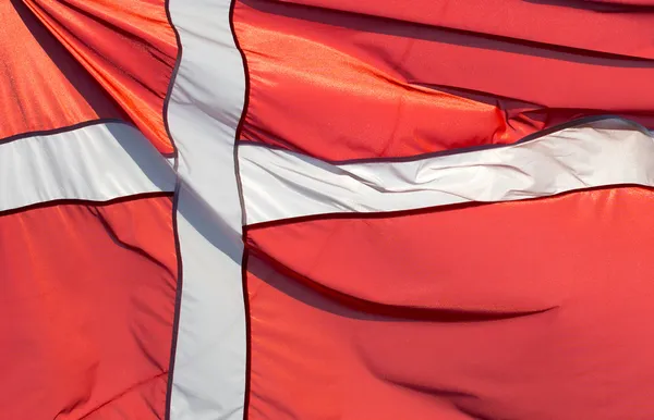 Danimarka bayrağı güneş ışığı altında — Stok fotoğraf