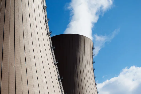 Central nuclear contra o céu — Fotografia de Stock