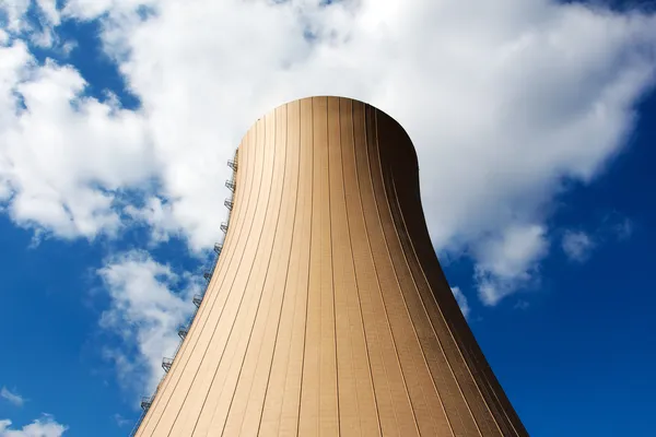 La central nuclear contra el cielo — Foto de Stock