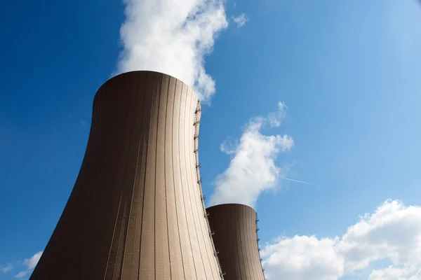 Usina nuclear contra nuvens e céu — Fotografia de Stock