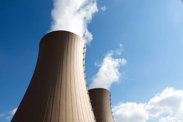 Torres de arrefecimento da central nuclear — Fotografia de Stock