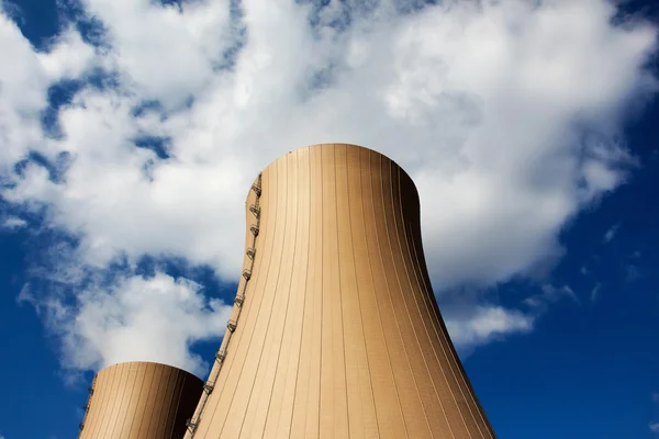 Tours de refroidissement de la centrale nucléaire contre le ciel et les nuages — Photo