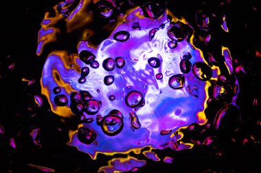 desen köpüren ve ışıklı su