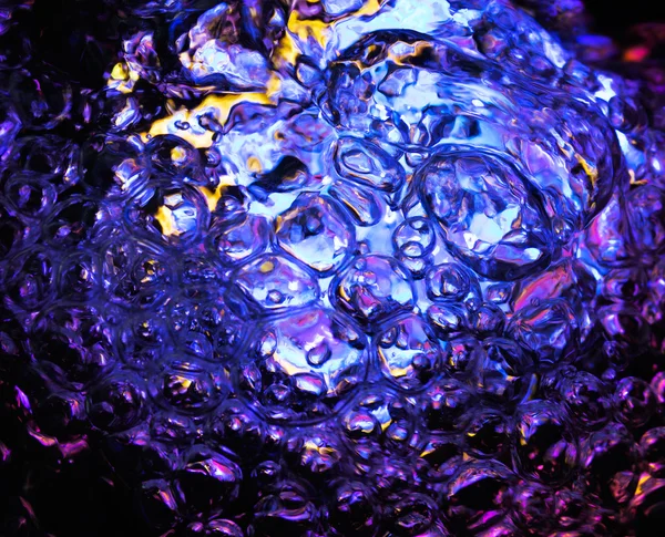 Blubberndes Wasser in nächtlicher Beleuchtung — Stockfoto