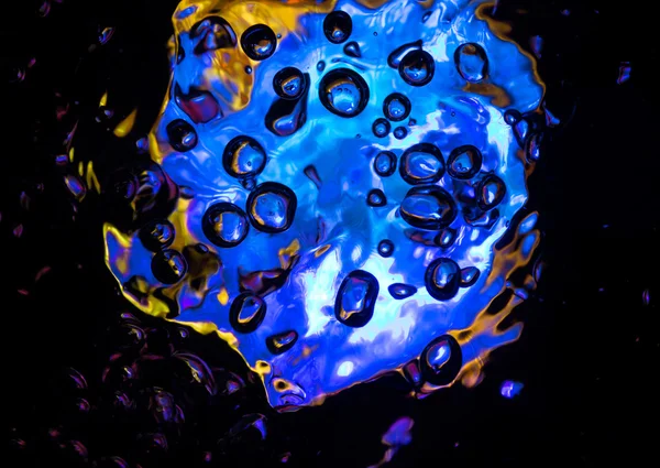 Svítící voda a bublinky v noci — Stock fotografie