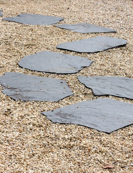 Camino de piedra en un jardín zen — Foto de Stock