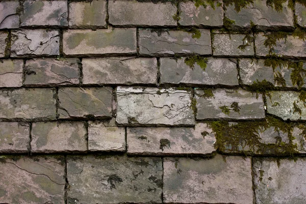 Каменная плитка на крыше дома — стоковое фото