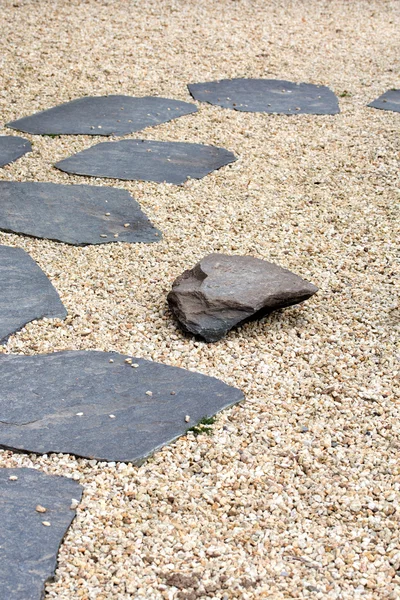 El camino de piedra en un jardín zen —  Fotos de Stock