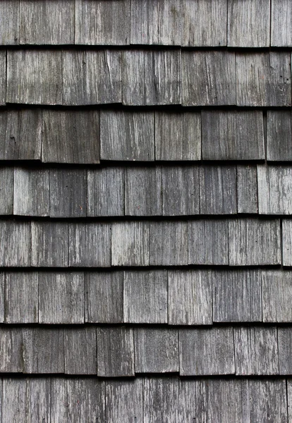 Holzziegel auf dem Dach des Hauses — Stockfoto