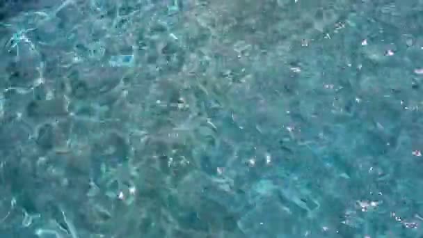 Superficie dell'acqua nella piscina turchese — Video Stock