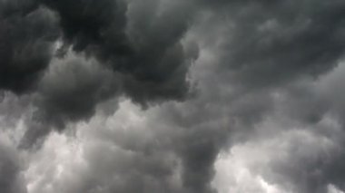 Gökyüzündeki kara bulutlar
