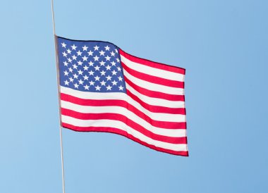rüzgara karşı bir gökyüzü Amerikan bayrağı