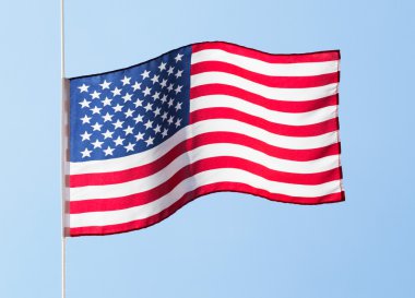rüzgara karşı mavi gökyüzü Amerikan bayrağı