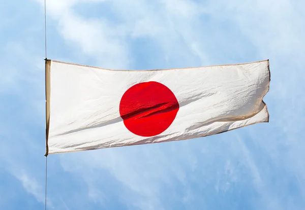 Японский флаг на ветру против неба — стоковое фото