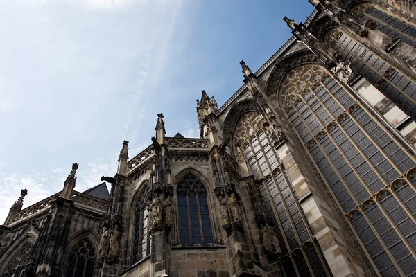 Catedral de Aachen contra o céu azul — Fotografia de Stock