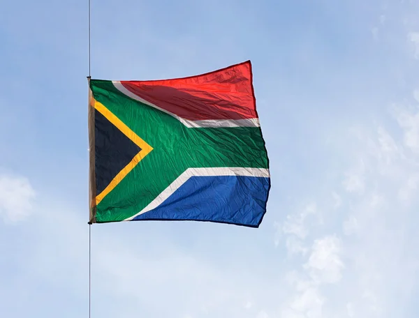 Drapeau de la République sud-africaine dans le vent contre le ciel — Photo