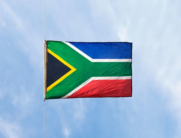 Zuid-Afrikaanse vlag in de wind tegen de hemel — Stockfoto