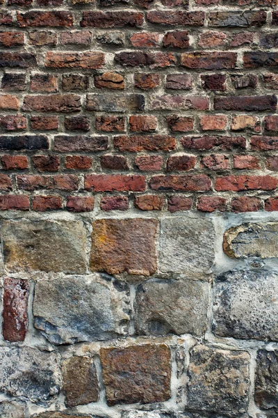 Muro de ladrillo de piedra en posición vertical —  Fotos de Stock