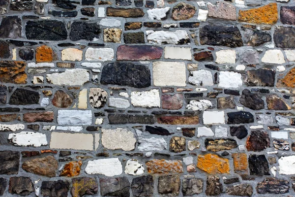 Різнокольорові грубі кам'яні стіни — стокове фото