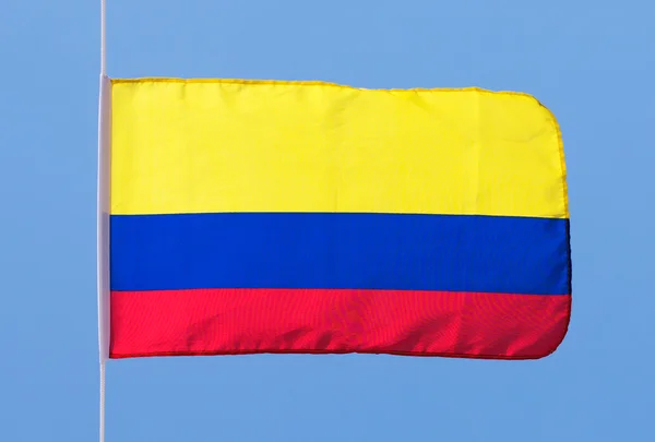 Bandera colombiana en viento contra el cielo —  Fotos de Stock