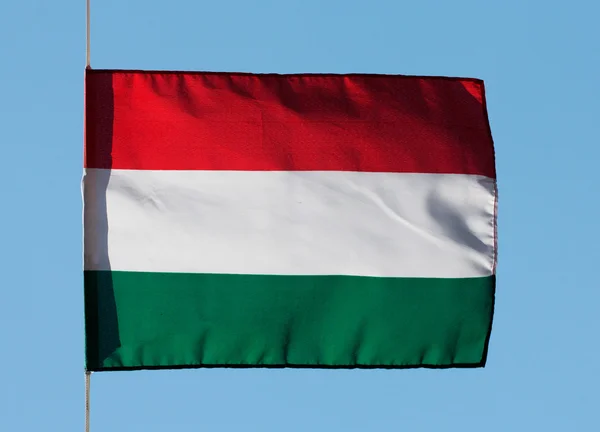 Bandera húngara en el viento contra el cielo —  Fotos de Stock