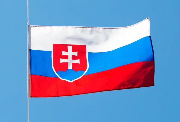 Bandeira da Eslováquia no vento contra o céu — Fotografia de Stock