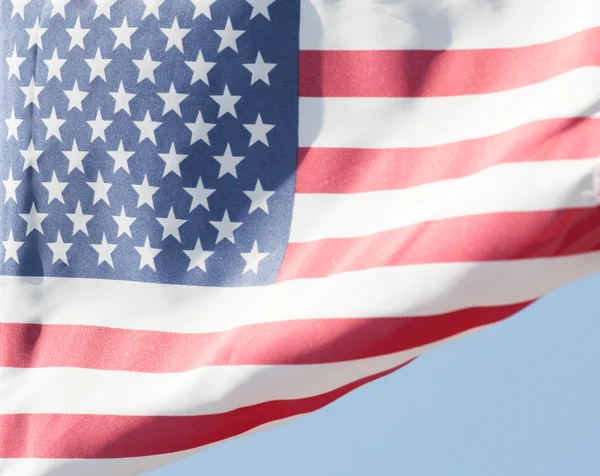 Zonovergoten Amerikaanse vlag in de wind — Stockfoto