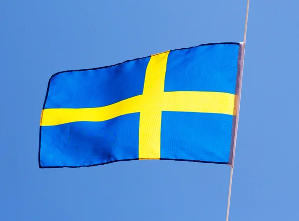 Schwedische Flagge im Wind gegen den Himmel — Stockfoto