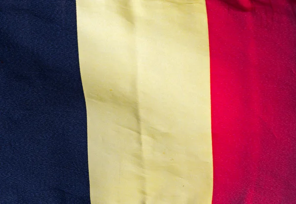 Belgisk flagg i vinden mot en himmel — Stockfoto