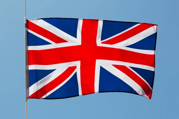 Anglická vlajka ve větru proti obloze — Stock fotografie
