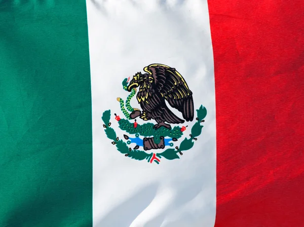 Mexikanische Flagge in Nahaufnahme im Sonnenlicht — Stockfoto