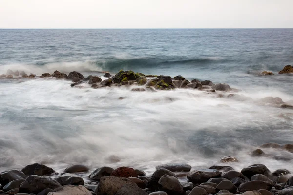 Kameny v moři a surf — Stock fotografie