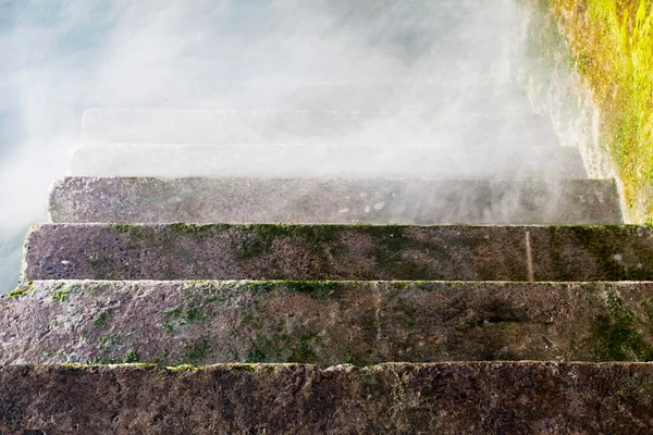 Escalier en pierre reculant dans le brouillard — Photo