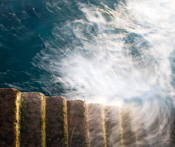 Kamenné schodiště, které ustoupilo do moře — Stock fotografie