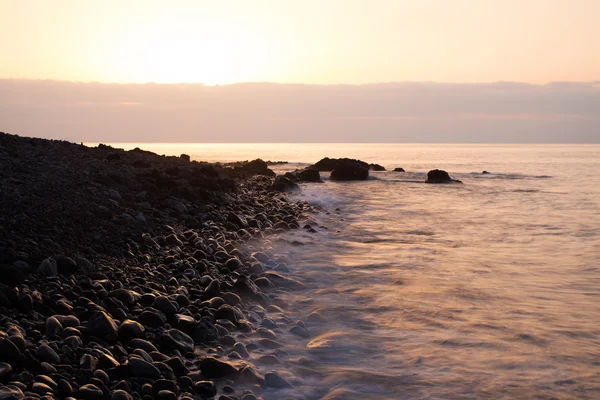 Zonsopgang op een zee kust — Stockfoto