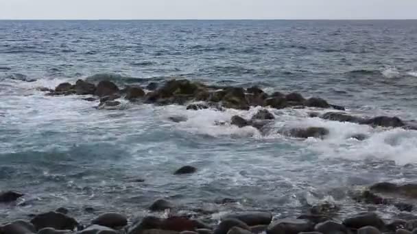 Rocas en el mar y surf — Vídeos de Stock