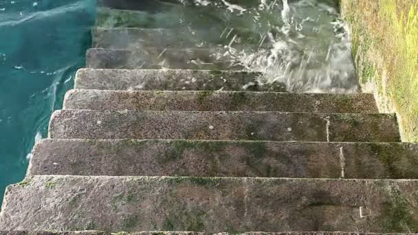 Un escalier en pierre descendant dans la mer — Video