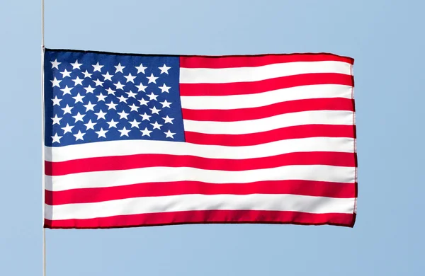Bandeira americana no vento contra o céu — Fotografia de Stock