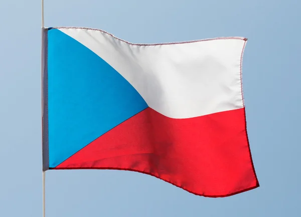 Tsjechische vlag in de wind tegen hemel — Stockfoto