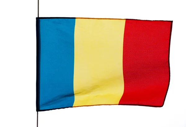 Flaggan av Rumänien i vinden på vit bakgrund — Stockfoto
