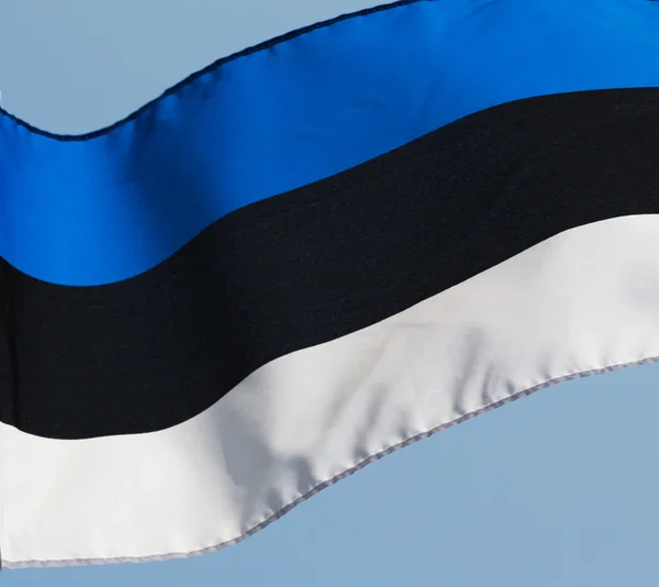 Töredéke az ég ellen Észtország zászlaja — Stock Fotó