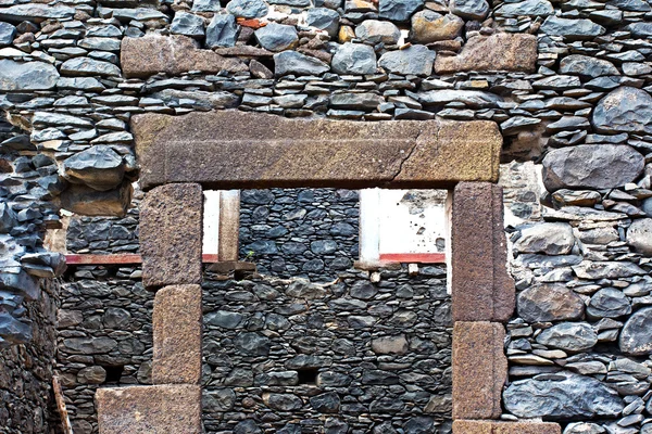 Le mur des ruines d'une vieille maison — Photo