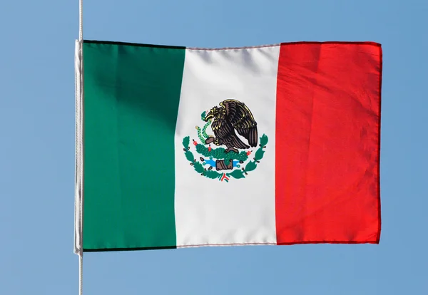 Mexicansk flagg i vinden mot blå himmel – stockfoto