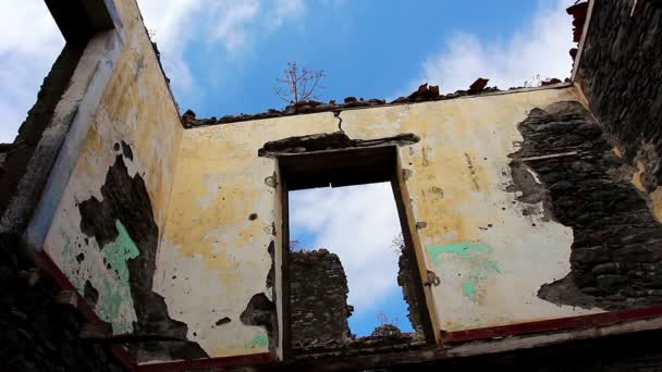 Старые руины дома против неба — стоковое видео