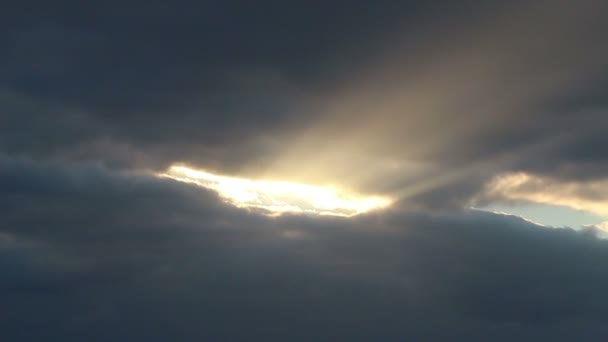 穿过乌云的太阳的光芒 — 图库视频影像