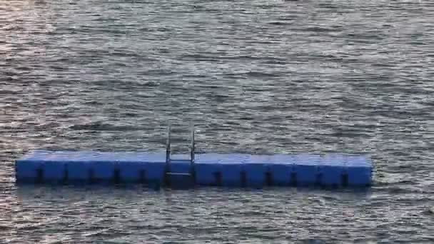 Raft na ranní moře — Stock video