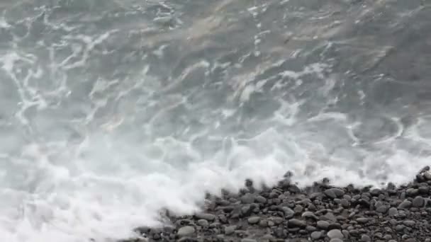 Pobřežní kameny a surf — Stock video