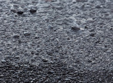 natte kust stenen in surf