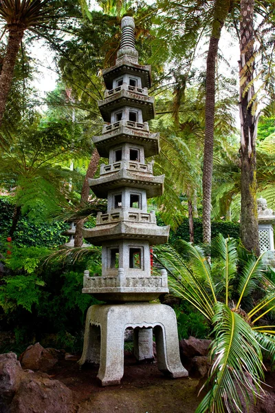 Japonské pagody v tropické zahradě — Stock fotografie